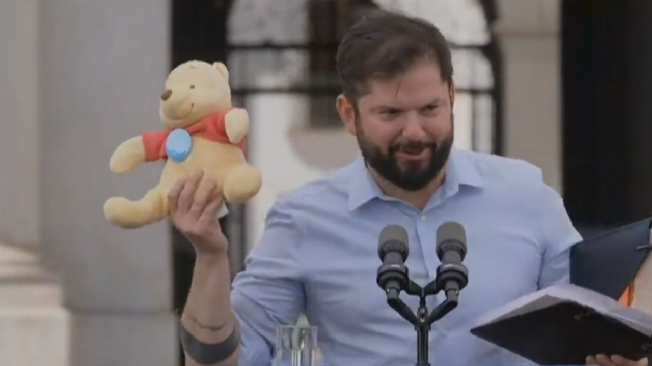 El presidente Boric presume peluche de “Winnie the Pooh” que le regalaron durante la promulgación de la "Ley TEA"