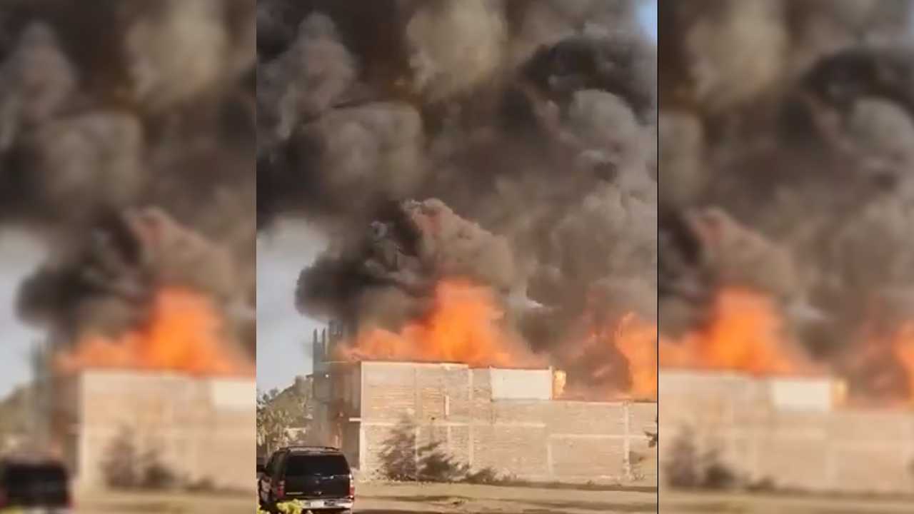 Este viernes se registra un incendio en una bodega de veladoras en Tulancingo, Hidalgo.