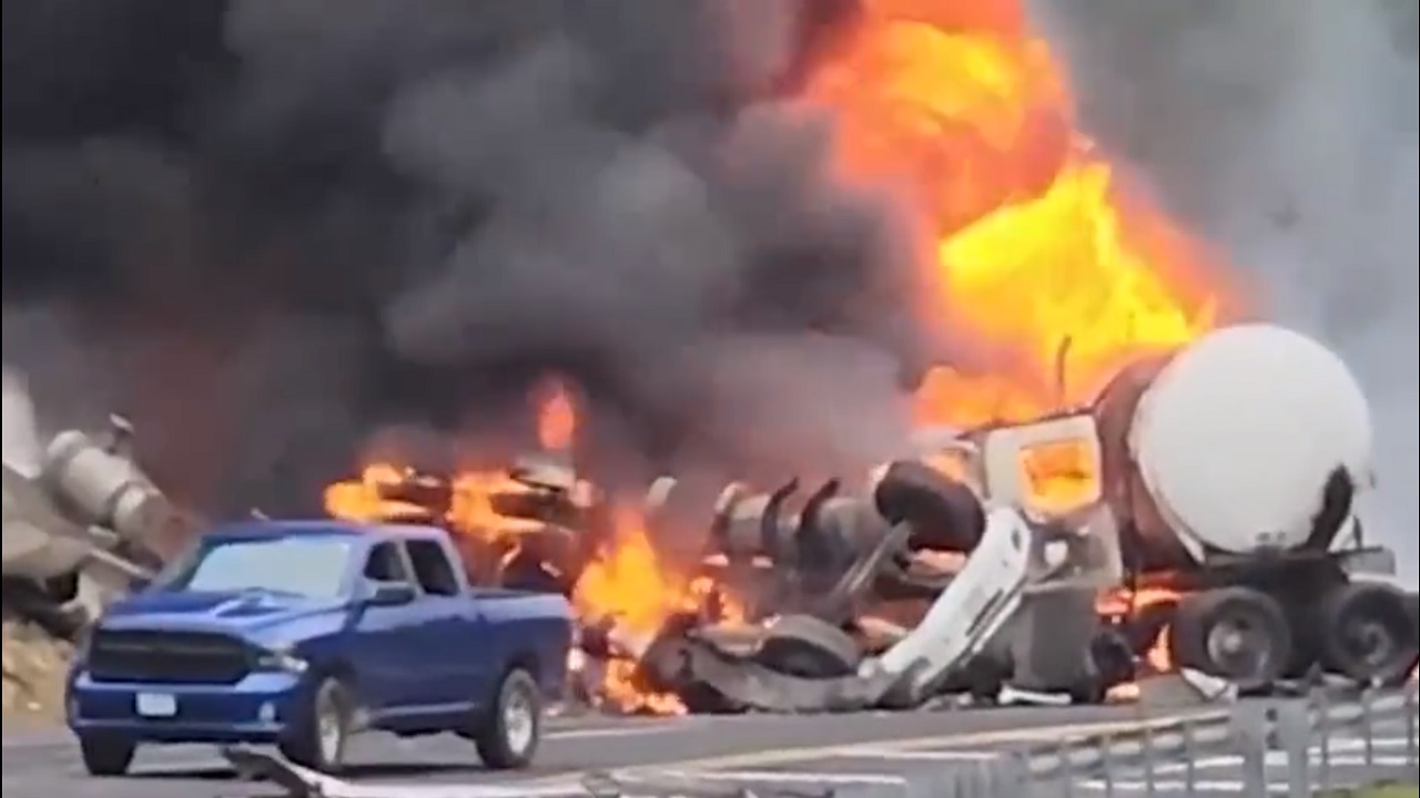 Una pipa se incendió en la carretera Valles-Rioverde, San Luis Potosí.