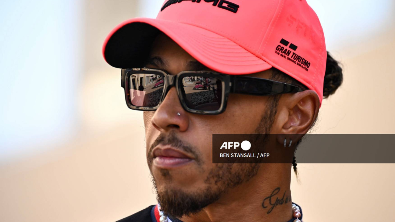 Lewis Hamilton de Mercedes fue autorizado a pilotar durante el fin de semana pese a la prohibición en vigor