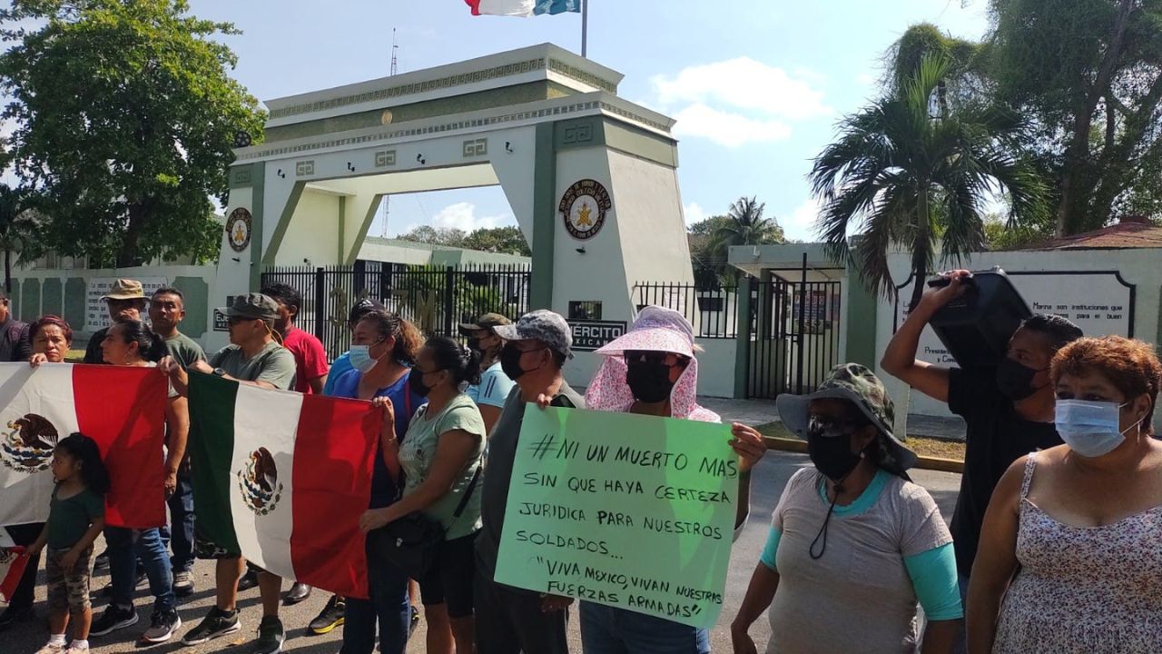 Unos cincuenta militares en retiro, familiares e hijos de efectivos de la Secretaría de la Defensa Nacional realizaron un plantón