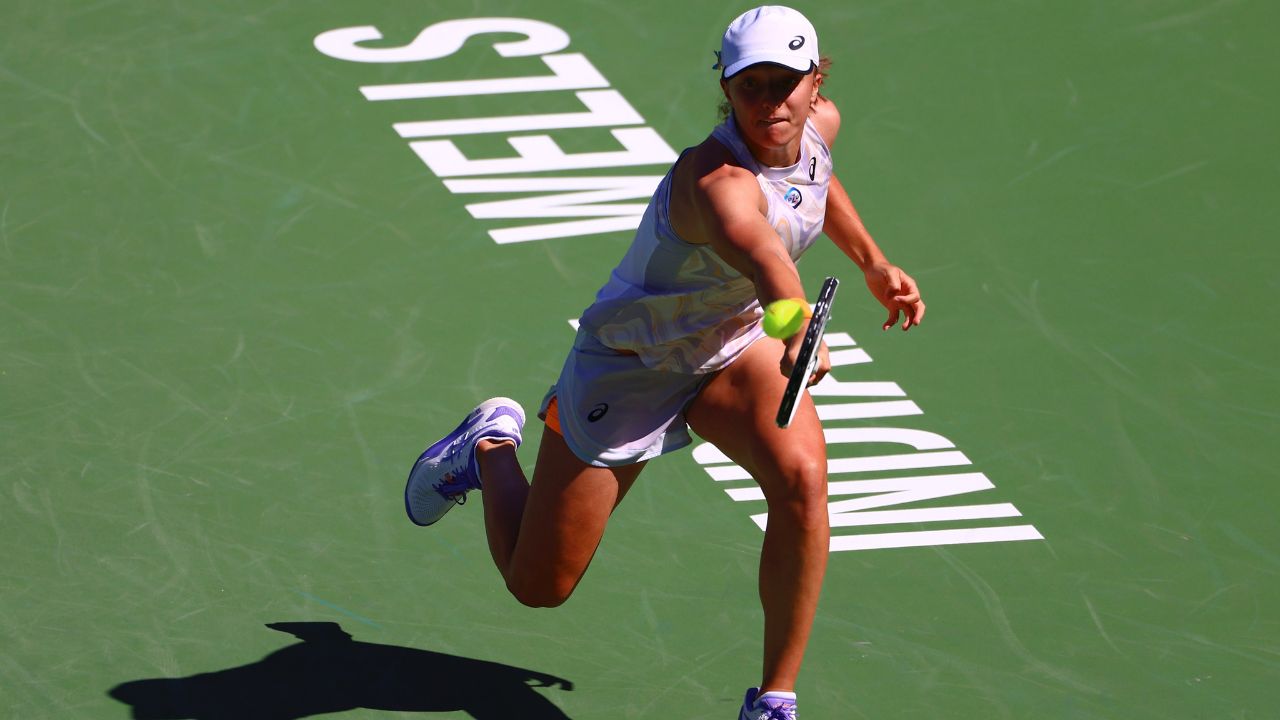 Iga Swiatek arrolló ayer a la rumana Sorana Cirstea en los cuartos de final del prestigioso torneo de Indian Wells