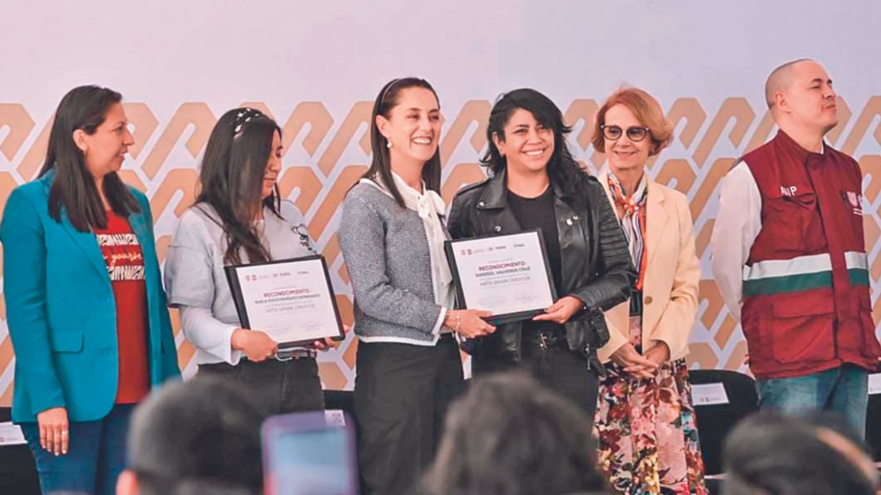 Claudia Sheinbaum encabezó la entrega de certificados e inicio de cursos avanzados en la Escuela Código