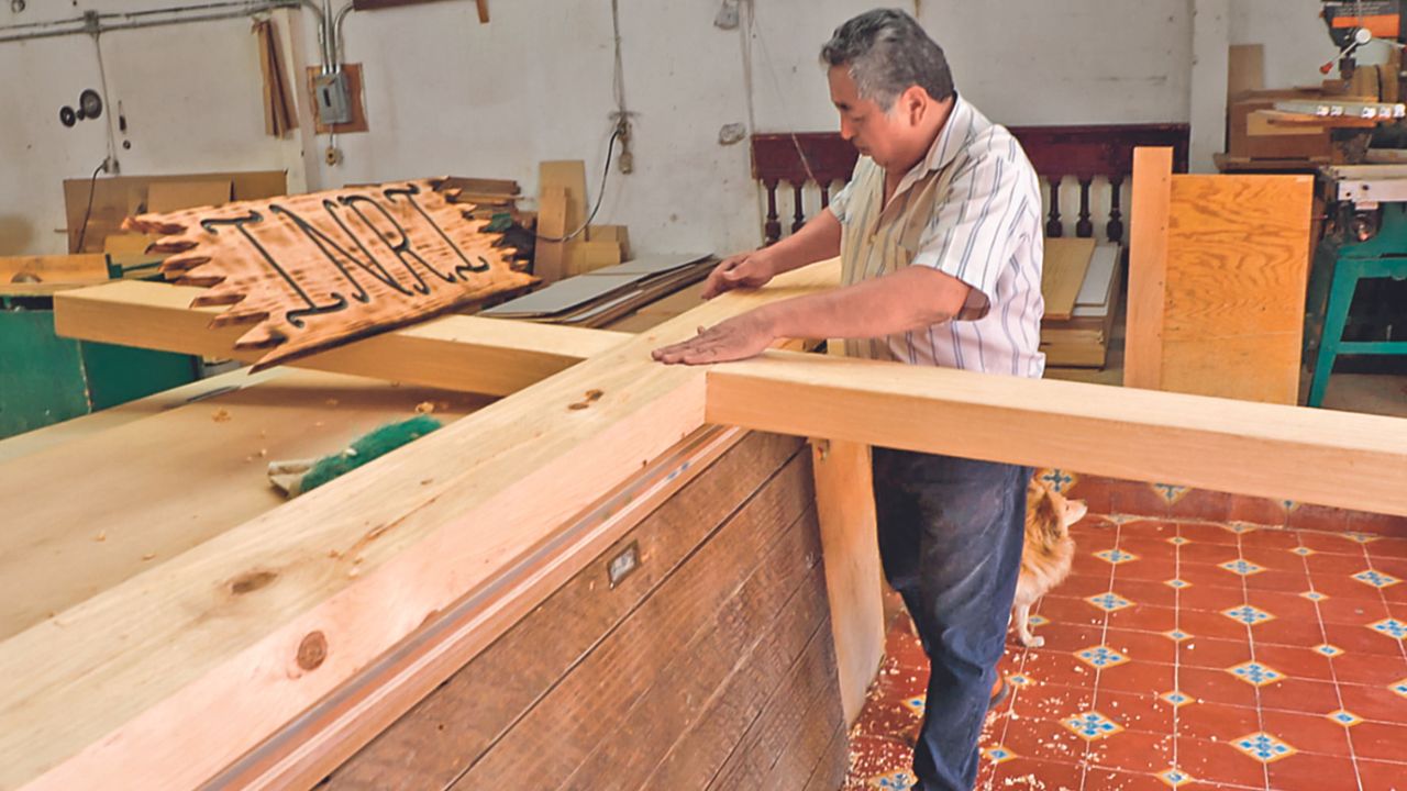 Don Ángel fabrica con gran esmero la cruz que Jesús cargará por las calles de Iztapalapa