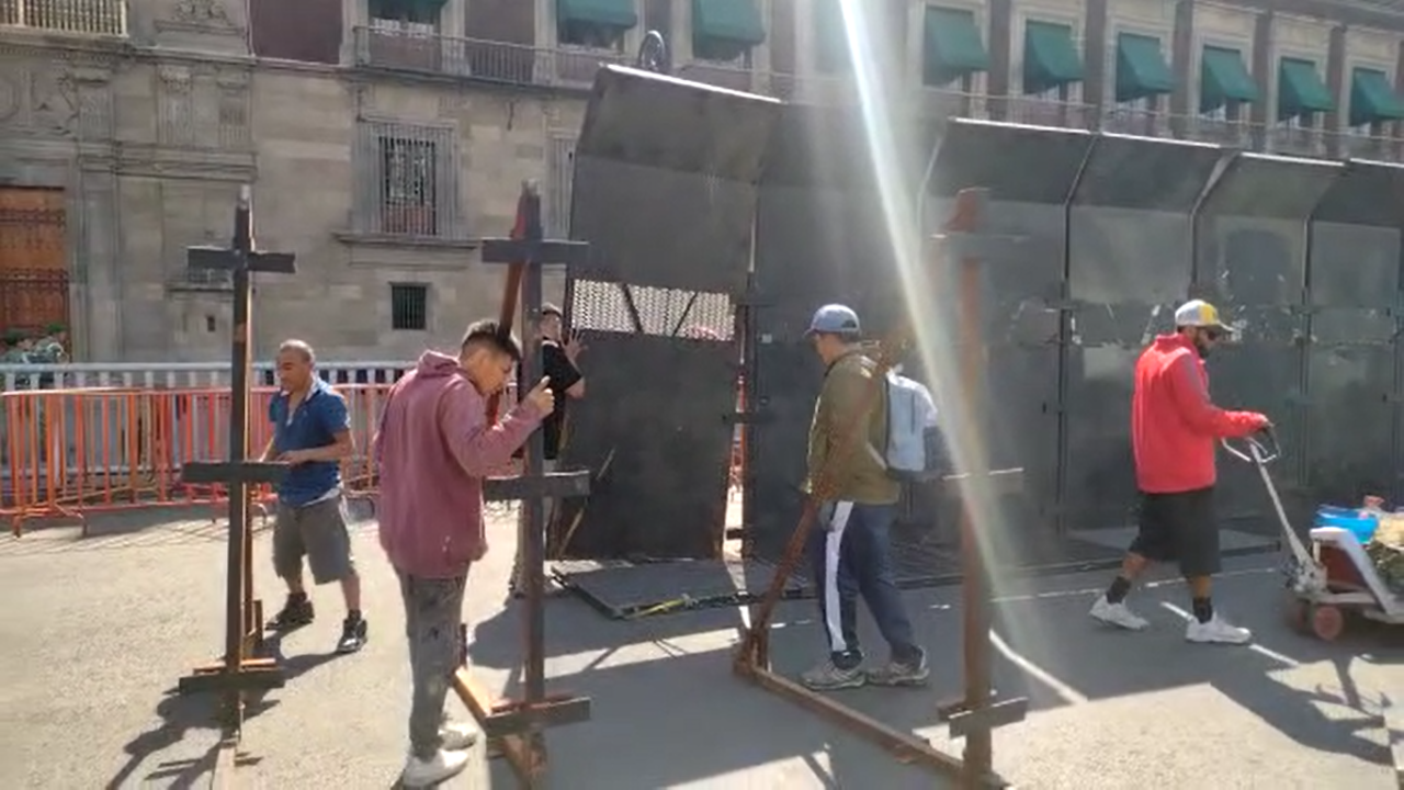 Autoridades blindaron Palacio Nacional un día antes de que colectivos feministas acudan a marchar por el 8 de Marzo