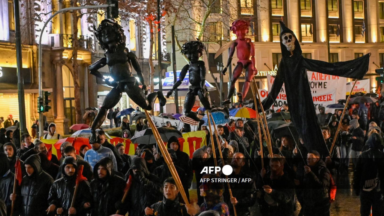 Una huelga paralizó el jueves el tráfico ferroviario de Grecia y las protestas se multiplicaron tras el choque frontal de dos trenes