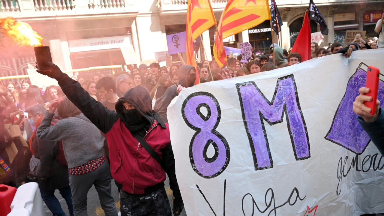 Con sus derechos bajo amenaza en varias partes del mundo, miles de mujeres salen este miércoles a las calles para protestar