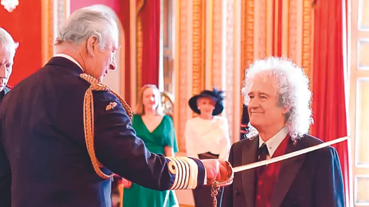 Brian May fue nombrado caballero del Imperio Británico (sir) debido a su contribución en la música