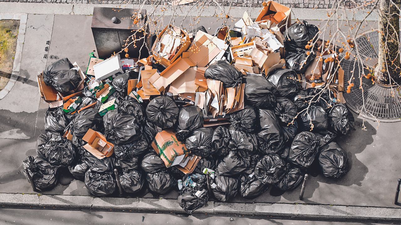 Los turistas deben esquivar la basura amontonada en sus lugares icónicos