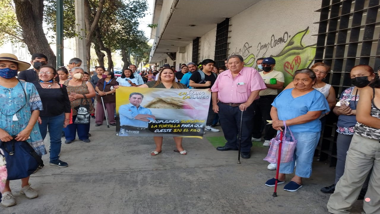 Ciudadanos piden al Gobierno Federal detener el aumento del precio tortilla.