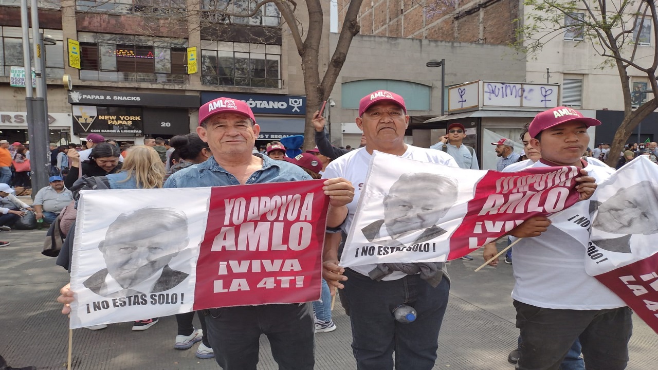 Integrantes de Morena y del SNTE expresan su apoyo a AMLO como parte de la conmemoración de la Expropiación Petrolera.