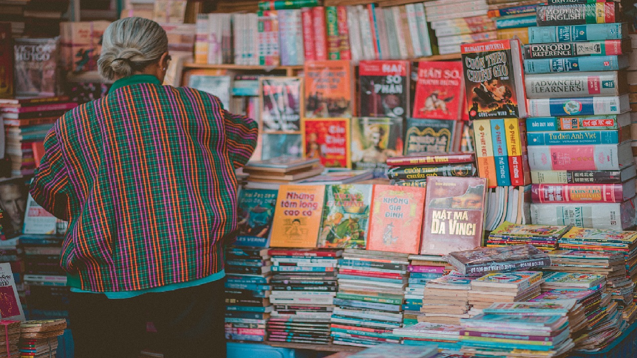 Persona que acude a una Feria para comprar algunos libros