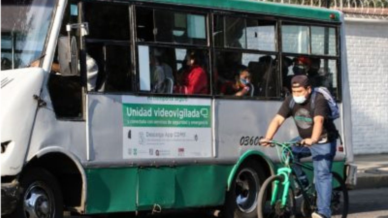 Claudia Sheinbaum aseguró que en 2024 no circularán más los microbuses “grises con verde” por las calles de la capital