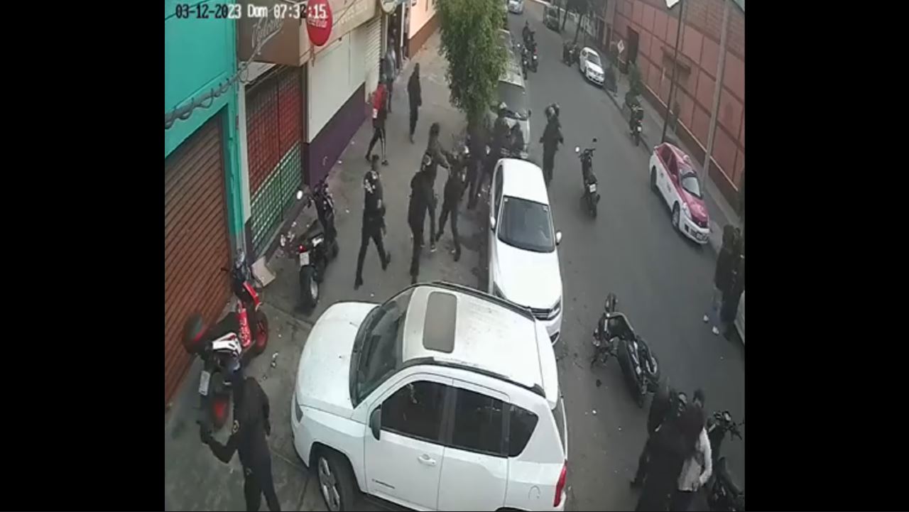 Captan enfrentamiento entre policías y civiles en la Doctores.