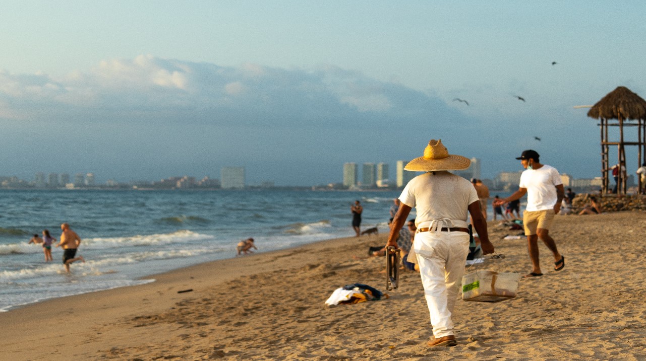 Personas vacacionando en las playas de México