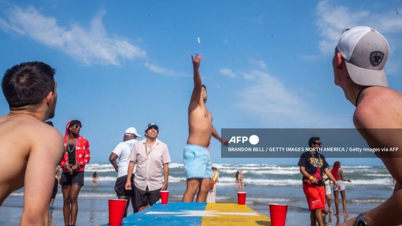 El spring break es un período de tiempo en el que los estudiantes universitarios toman un descanso durante la temporada de primavera en EU