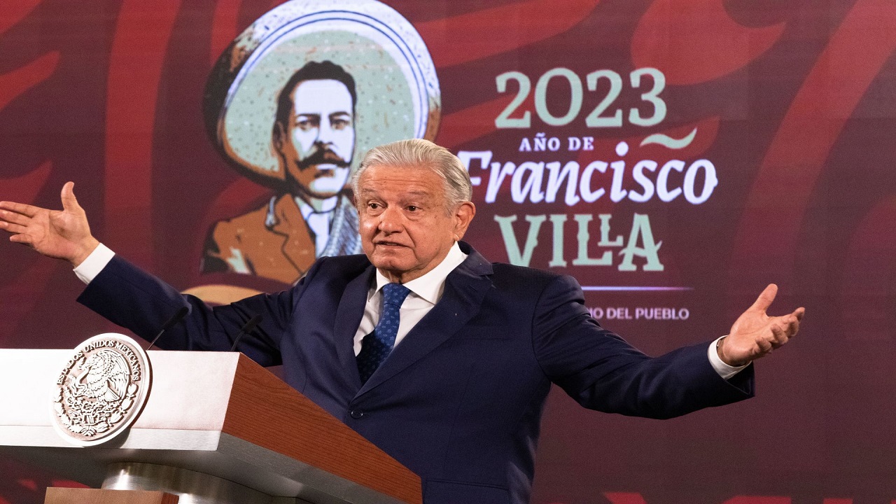 AMLO señaló que la petición de desaparecer las mañaneras responde al autoritarismo de los conservadores.