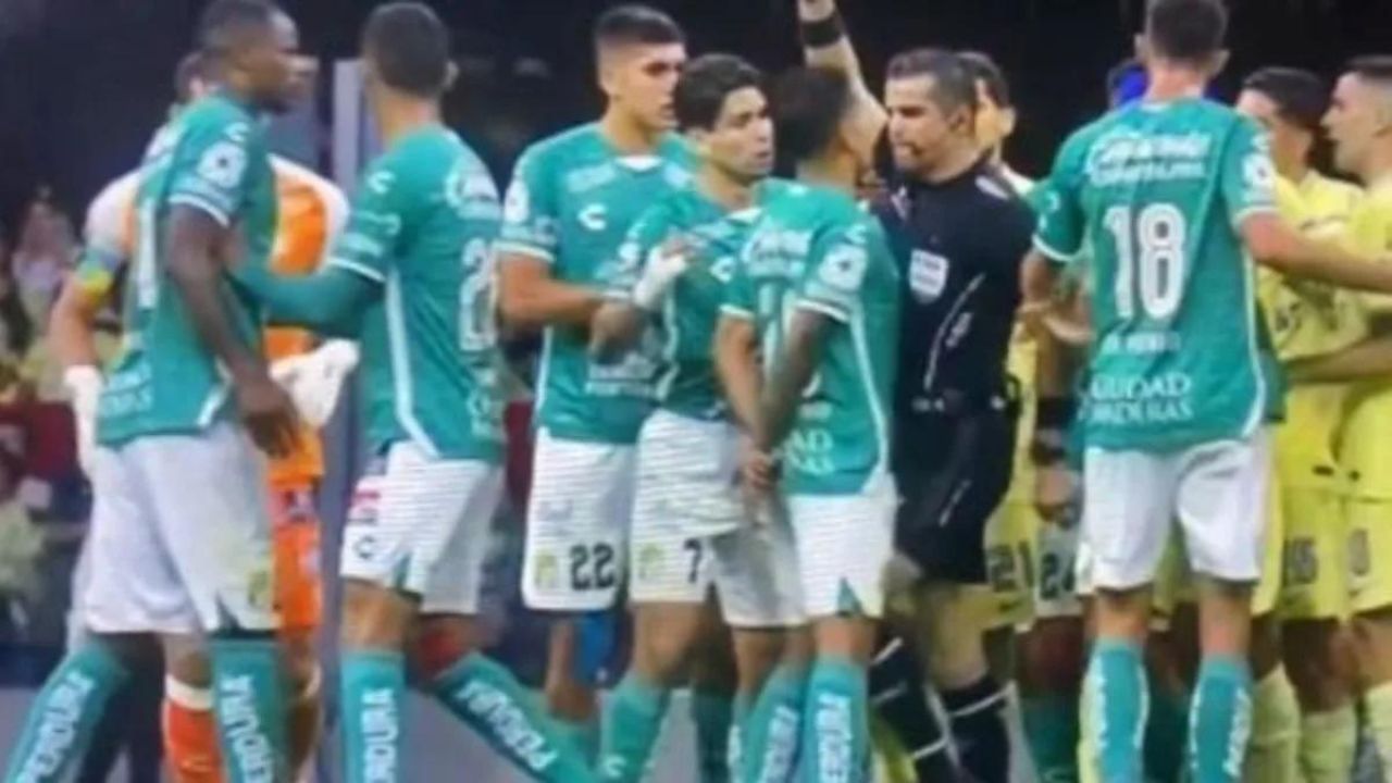 El arbitro Fernando Hernández propino un rodillazo al jugador del León en la jornada pasada