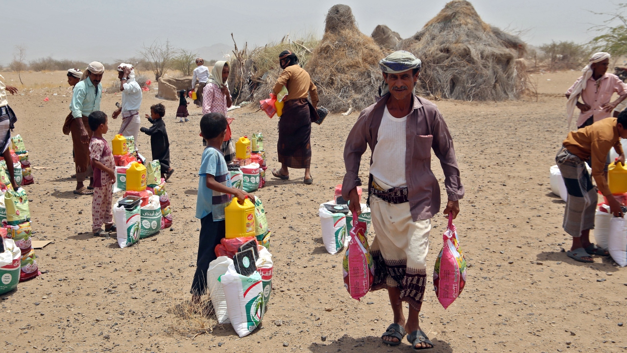 Yemeníes desplazados por el conflicto, recibieron ayuda alimentaria y suministros para satisfacer sus necesidades básicas, en un campamento en el distrito de Hays, el 29 de marzo de 2022