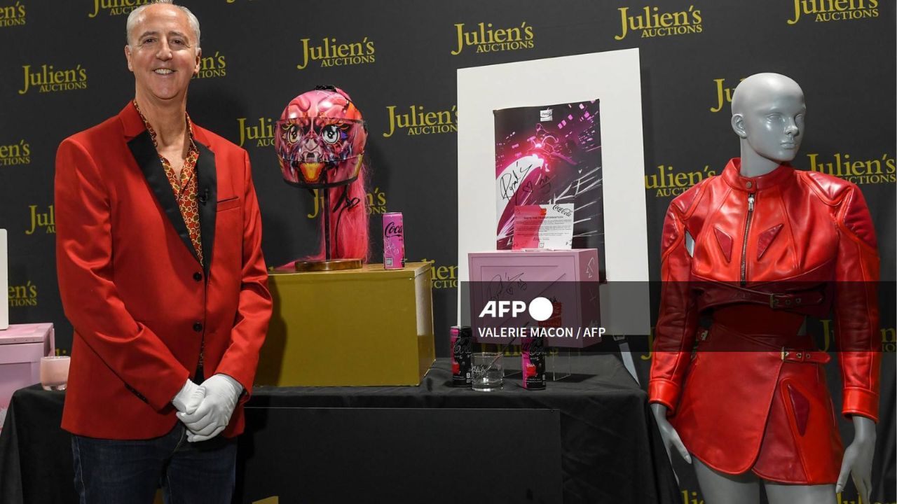 El traje de cuero rojo que la cantante española Rosalía lució durante su gira mundial "Motomami" será subastado