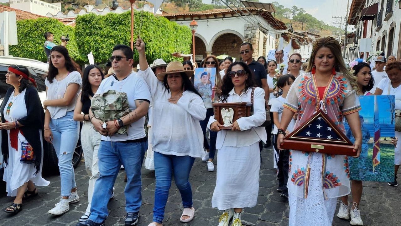 Esta mañana inició la caminata para recibir las cenizas de la soldado mexicana, Ana Fernanda Basaldua Ruiz