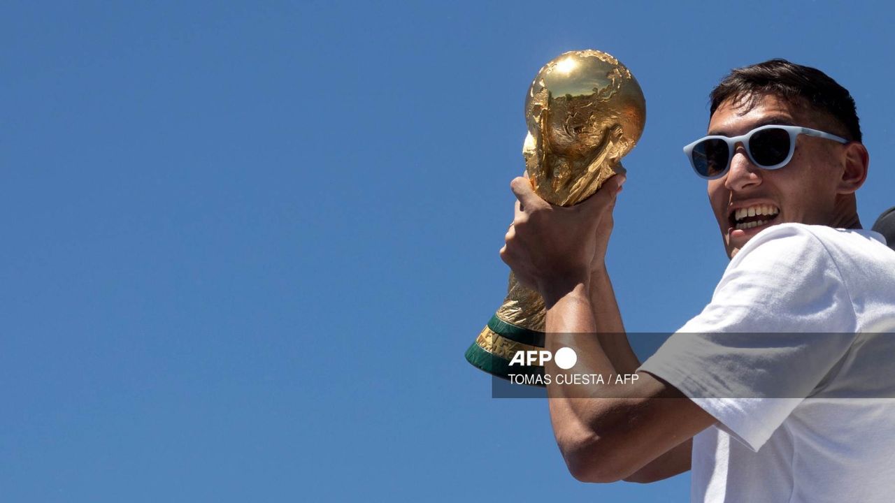 Foto:AFP|¡HBD! Hinchas celebran el cumple 25 del futbolista argentino Nahuel Molina