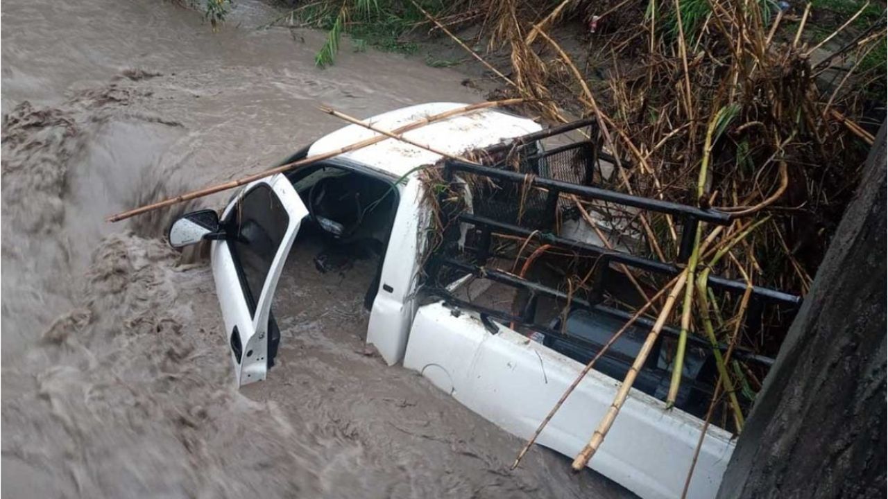 Arrastra río camioneta con pasajeros en Oaxaca.