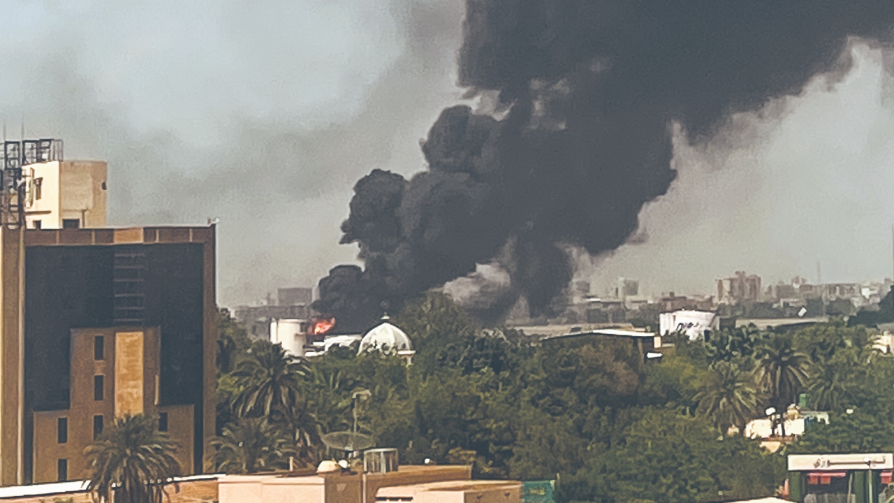 Pese a que se declaró un alto al fuego, los combates continúan en la capital de Sudán.