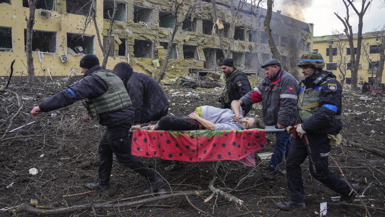 En la categoría de "Foto del Año", Evgeniy Maloletka fue la ganadora por su imagen enfrentada del asedio de Mariupol