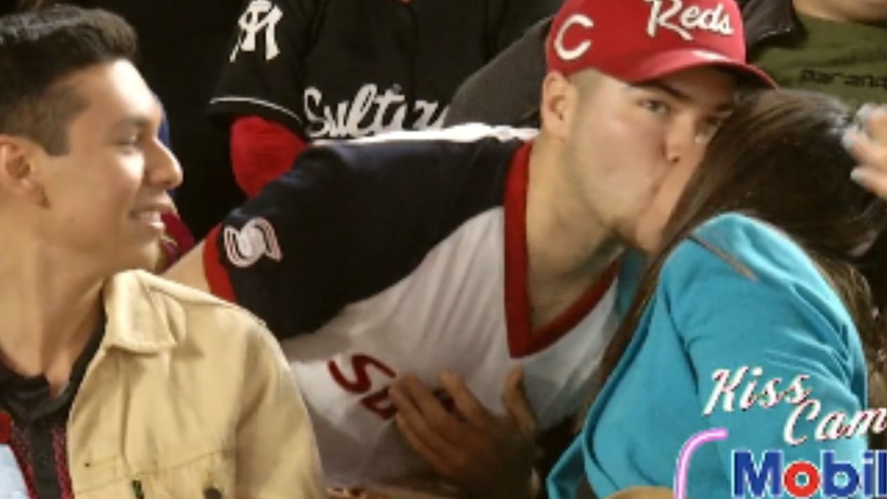 Foto:Captura de pantalla|¡No tocaba! Ignora a su amigo y se besa con un desconocido en la Kiss Cam del beisbol