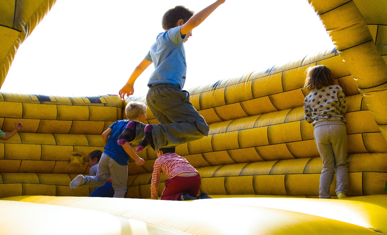 Varios niños jugando en un trampolín