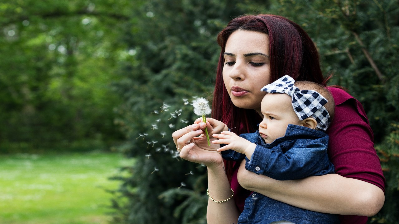 Una madre y su hija jugando juntas.