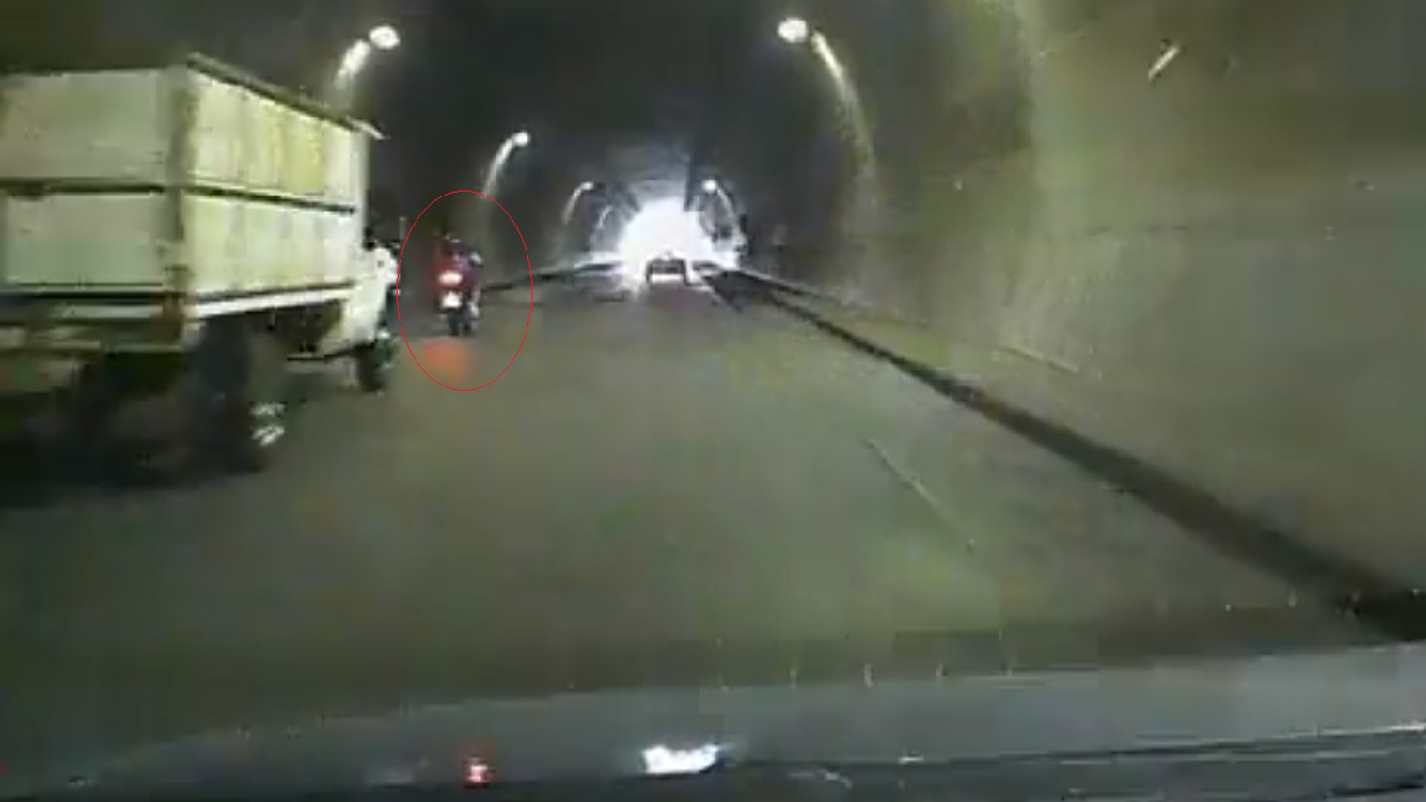 Camioneta embiste a motociclista en túnel de Edomex.