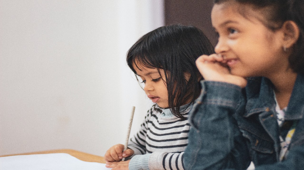 dos niñas estudiando