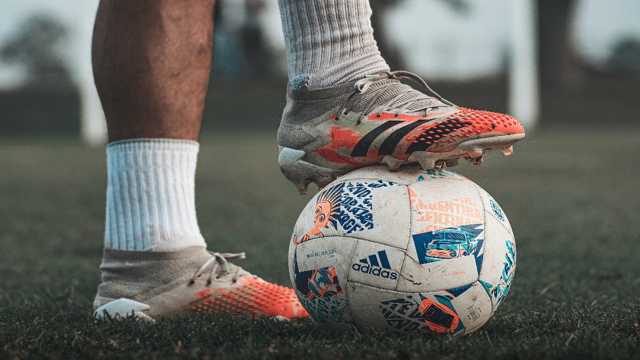 jugador de futbol con un balón