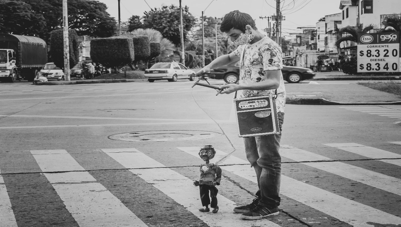 joven jugando con un títere