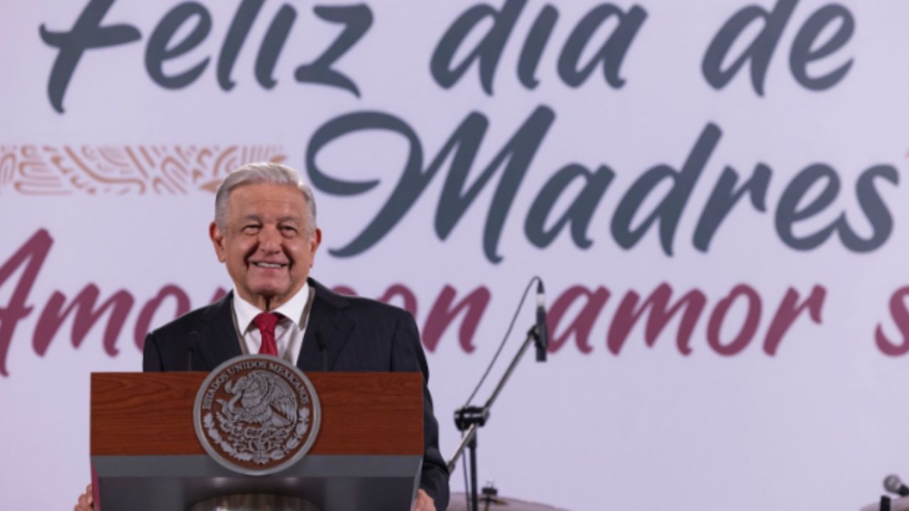 Foto:Especial|AMLO felicita a las mamás por su día; les dedica concierto de Eugenia León