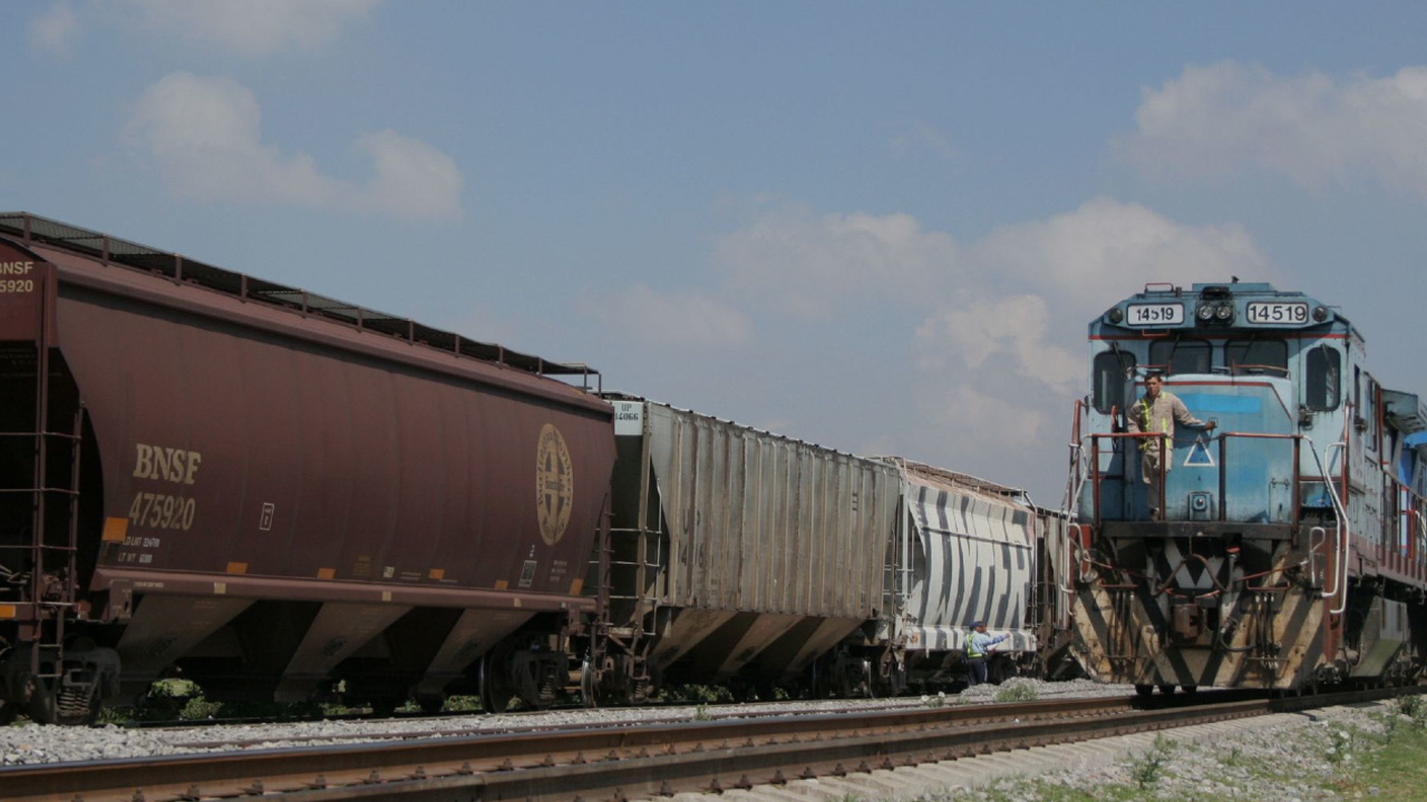 Grupo México analiza la toma de Ferrosur por elementos de la Marina.