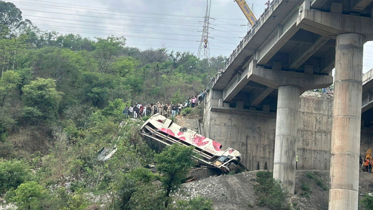 Foto: Especial | Un camión con peregrinos en la India cayó a un barranco.