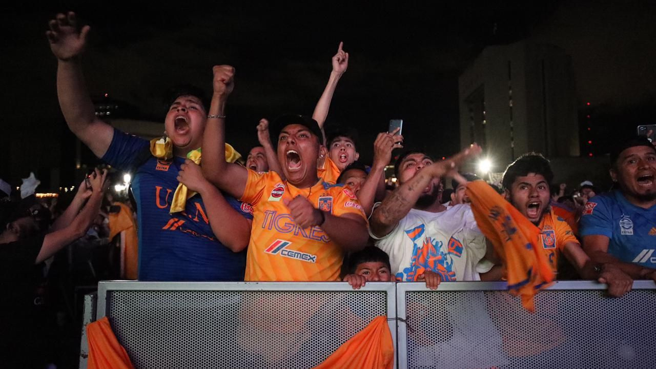 Foto: Cuartoscuro | Tras conseguir su octavo campeonato, la afición de Tigres acudió a la Macroplaza a festejar.