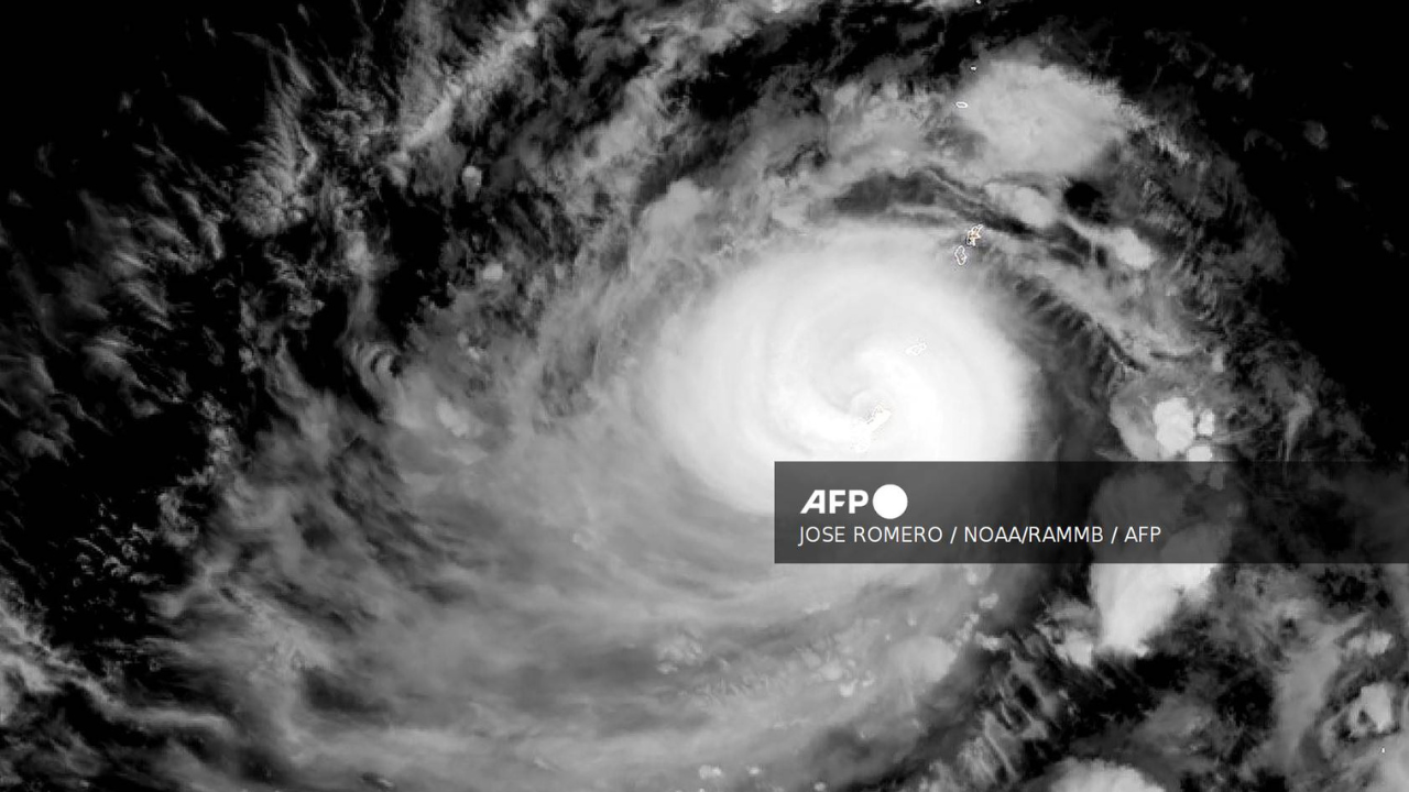 Foto: AFP | En las últimas horas, la isla de Guam se ha visto afectada por los fuertes vientos del Tifón Mawar.