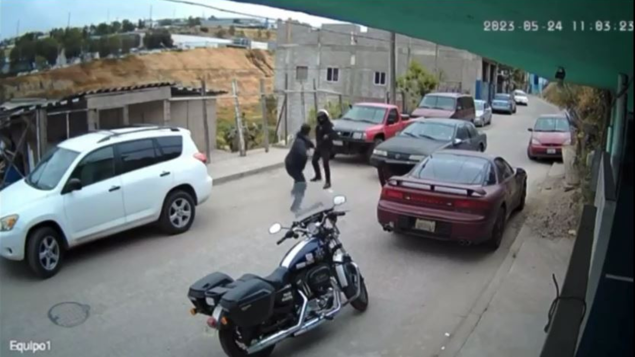 Foto: Especial | Una cámara de seguridad en Tijuana captó el momento de la agresión al agente de tránsito.