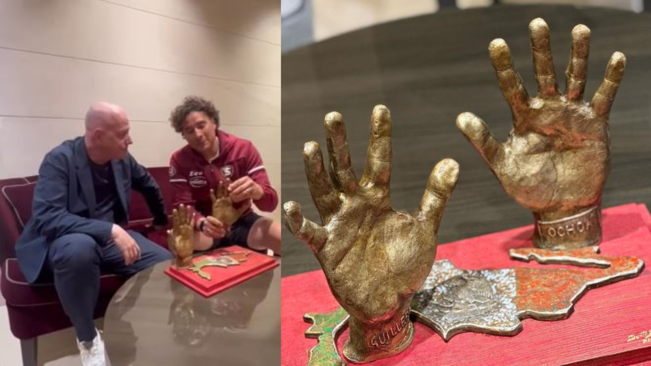 Foto: Instagram @yosoy8a | El guardameta, Guillermo Ochoa, fue reconocido con una escultura de sus guantes