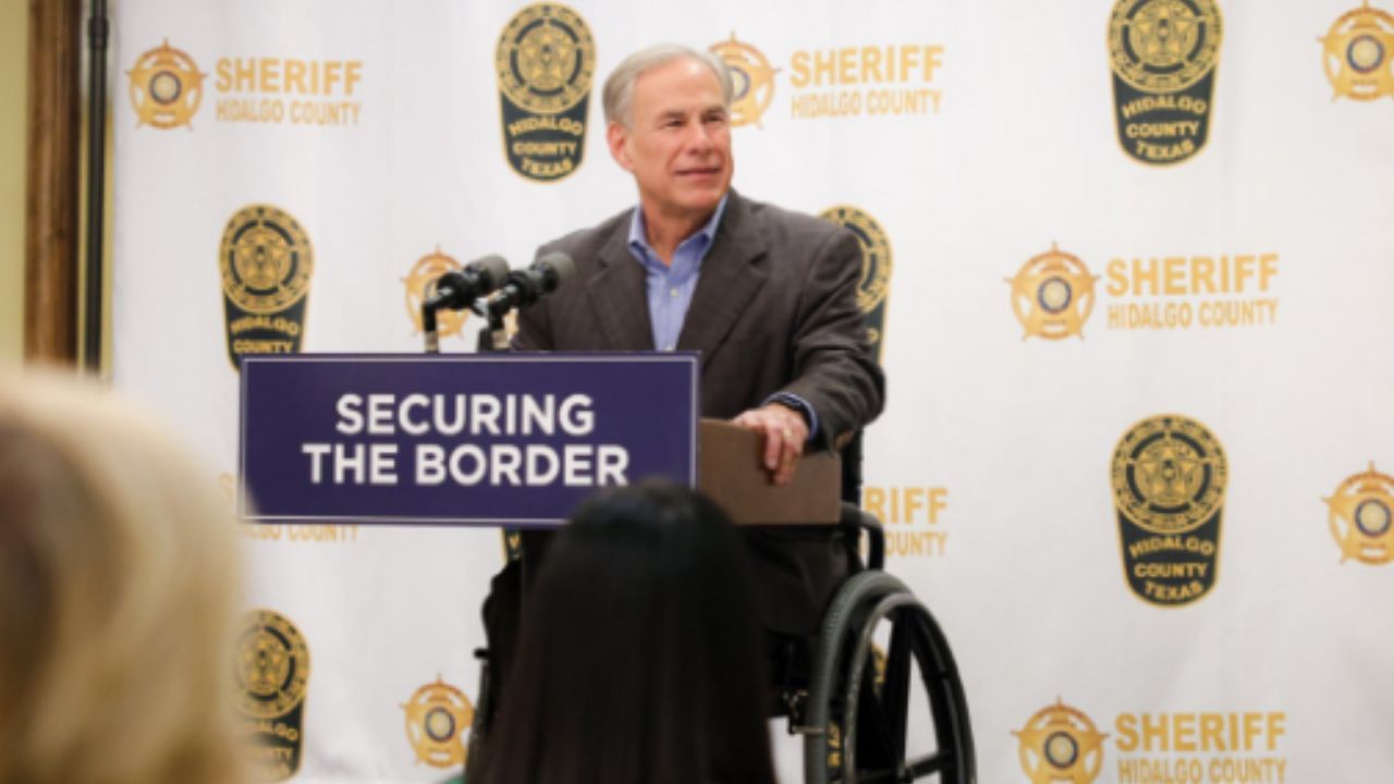 Greg Abbott frena el retiro de boyas antiinmigrantes en la frontera con México, en el Río Bravo