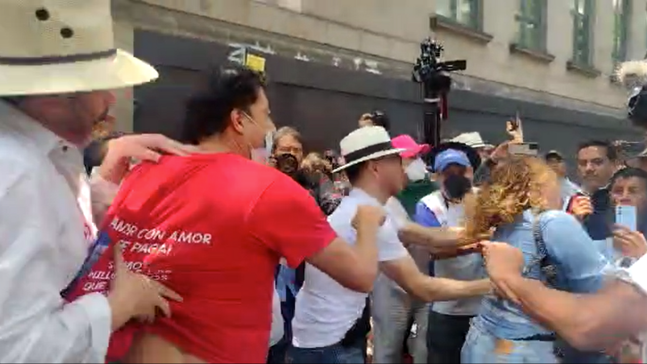 Foto: Marco Fragoso | En una trifulca, manifestantes retiraron el plantón puesto en frente de la corte.