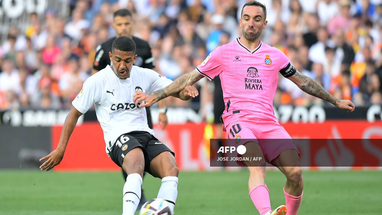 Foto: AFP | César Montes y el Espanyol consumaron su descenso a la segunda división.