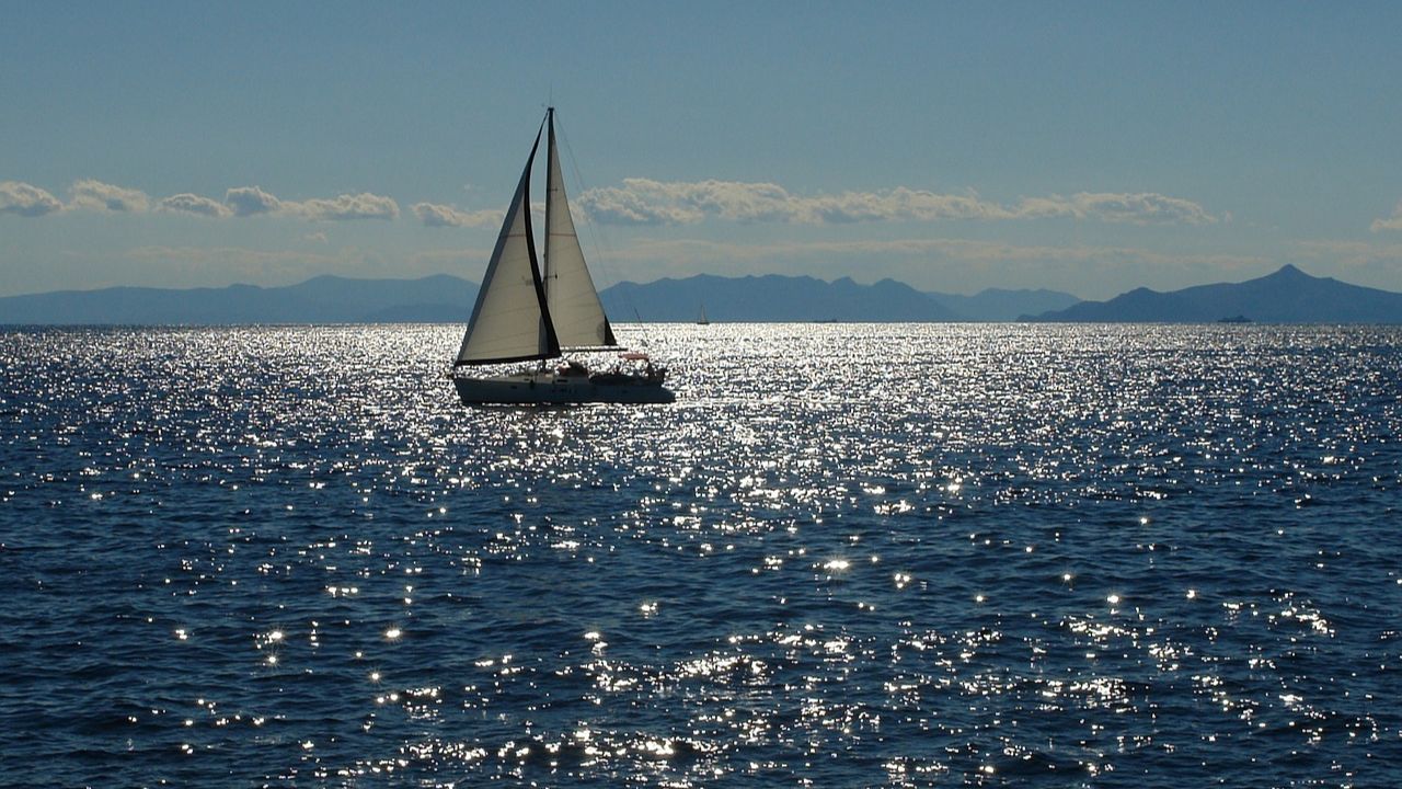 Un grupo de 27 personas fue rescatado tras quedar a la deriva la lancha en la que navegaba