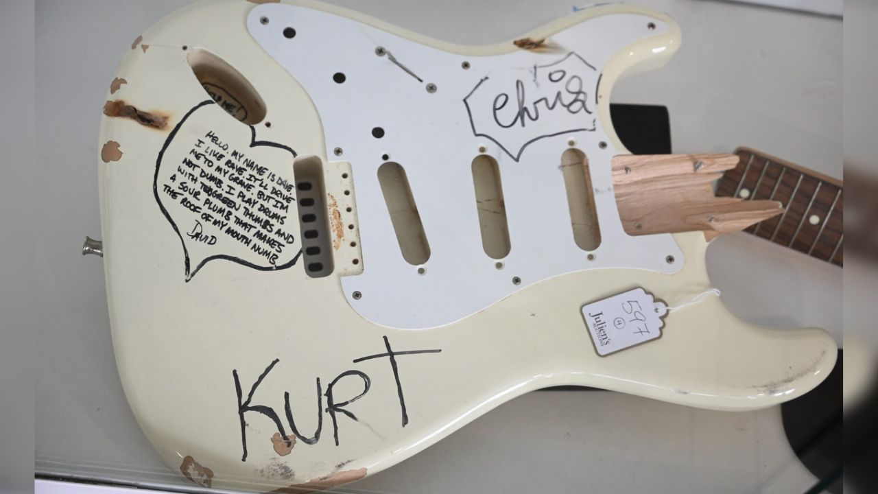 Una guitarra destrozada en el escenario por el tempestuoso ídolo del rock Kurt Cobain, líder del grupo Nirvana, será subastada