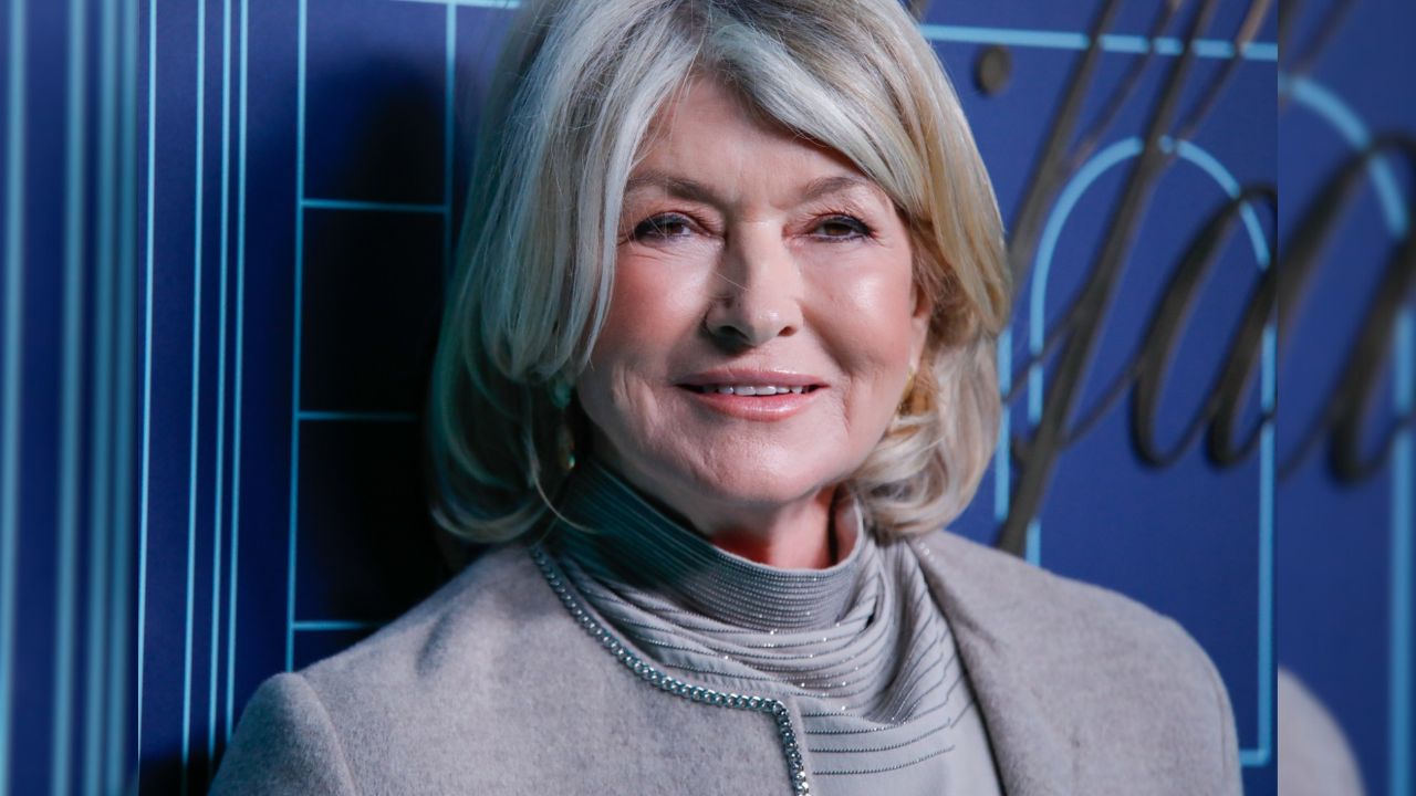 La empresaria estadounidense Martha Stewart se ha convertido en la modelo de mayor edad de la revista deportiva Sports Illustrated