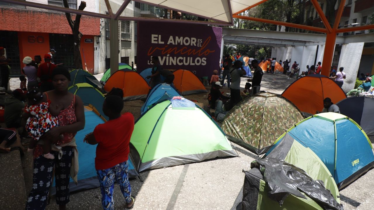 A la Plaza Giordano Bruno, en la colonia Juárez, regresaron los migrantes